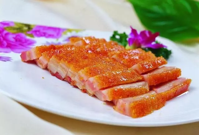 脆皮燒肉,口感富有層次感,一塊肉可以嘗到三種口感,被稱為一絕