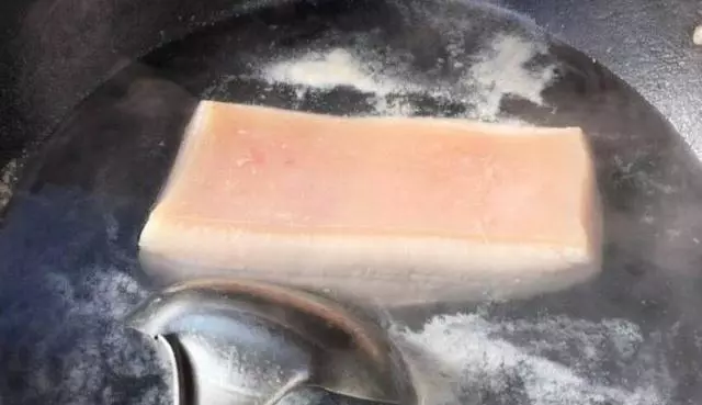 脆皮燒肉,口感富有層次感,一塊肉可以嘗到三種口感,被稱為一絕