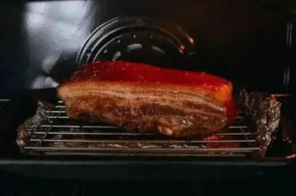 脆皮燒肉,口感富有層次感,一塊肉可以嘗到三種口感,被稱為一絕