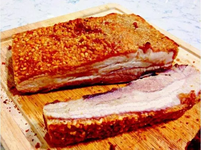 脆皮燒肉,口感富有層次感,一塊肉可以嘗到三種口感,被稱為一絕