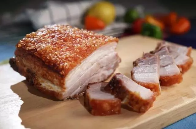 脆皮燒肉,口感富有層次感,一塊肉可以嘗到三種口感,被稱為一絕