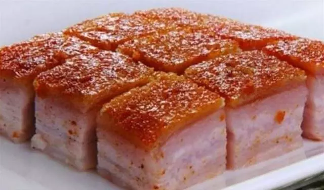 脆皮燒肉,口感富有層次感,一塊肉可以嘗到三種口感,被稱為一絕