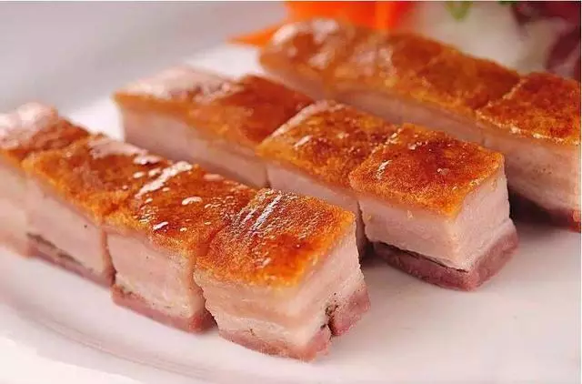 脆皮燒肉,口感富有層次感,一塊肉可以嘗到三種口感,被稱為一絕