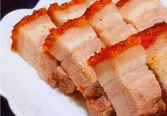 脆皮燒肉,口感富有層次感,一塊肉可以嘗到三種口感,被稱為一絕