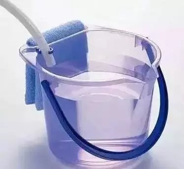 每次打掃後隔沒幾天又有灰塵?教你一招!在水裡加幾滴「這個」,灰塵不再附著在傢俱...神到我已經跪地!