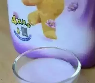 每次打掃後隔沒幾天又有灰塵?教你一招!在水裡加幾滴「這個」,灰塵不再附著在傢俱...神到我已經跪地!