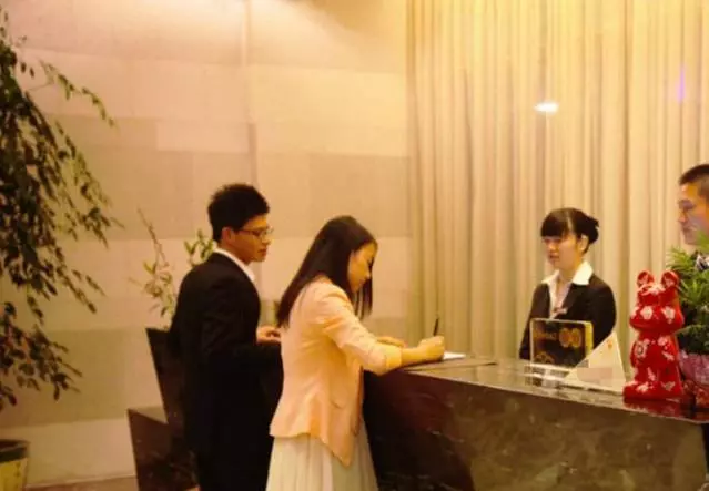 為什麼有的賓館一到凌晨,就說沒房間了前台小妹無意中透露實情!