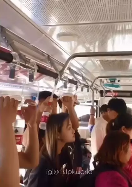 妹子搭公車沒位子站 拿出「馬桶好夥伴」用力一吸:專屬把手GET!