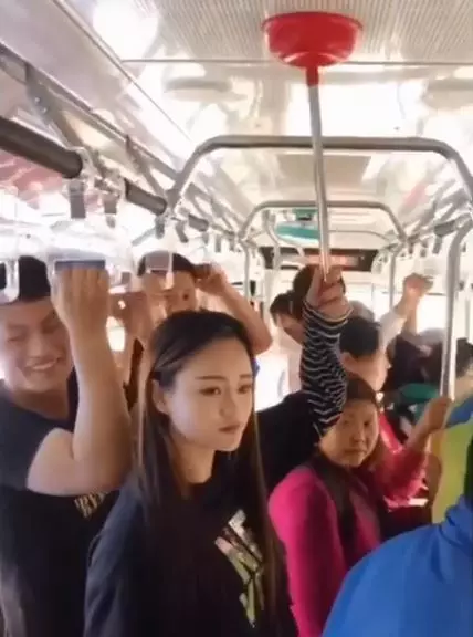 妹子搭公車沒位子站 拿出「馬桶好夥伴」用力一吸:專屬把手GET!