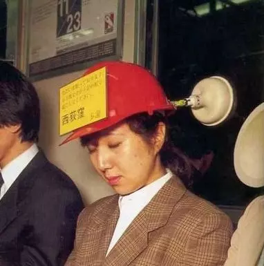 妹子搭公車沒位子站 拿出「馬桶好夥伴」用力一吸:專屬把手GET!