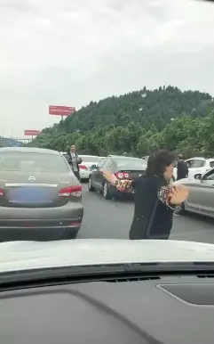 舞動奇蹟片/十一狂塞3小!大媽直接下車「打太極疏通筋骨」 後車傻眼:整個城市都伸展台啊!