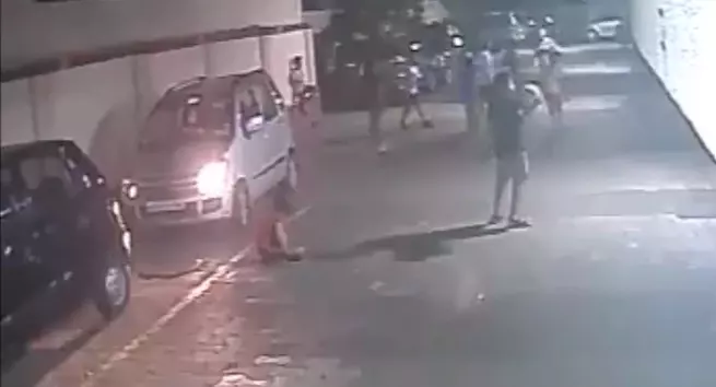 印度魯夫在此?小男孩蹲地綁鞋帶 下秒車子開過「完好起身繼續打球」