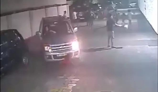 印度魯夫在此?小男孩蹲地綁鞋帶 下秒車子開過「完好起身繼續打球」