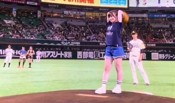 橋本環奈最新影片!眼尖網友一看「開球動作」嚇傻:這...也太壯了吧