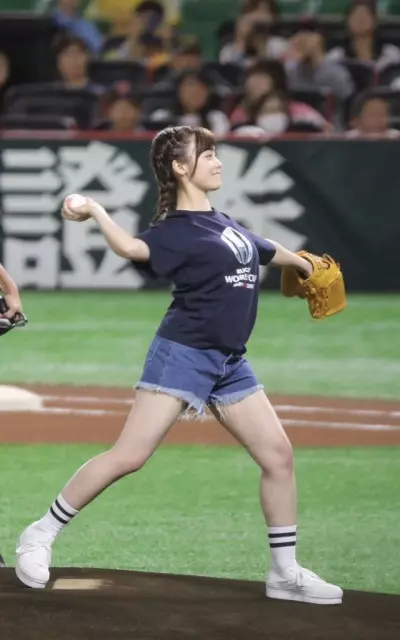 橋本環奈最新影片!眼尖網友一看「開球動作」嚇傻:這...也太壯了吧