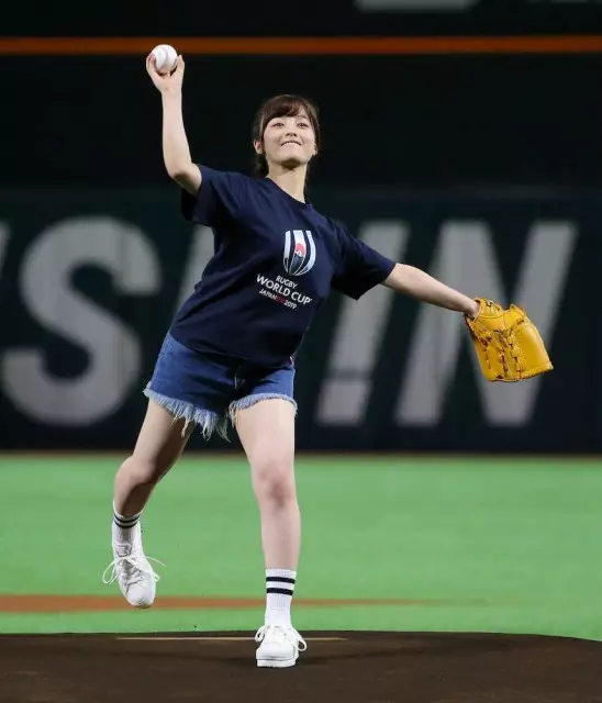 橋本環奈最新影片!眼尖網友一看「開球動作」嚇傻:這...也太壯了吧
