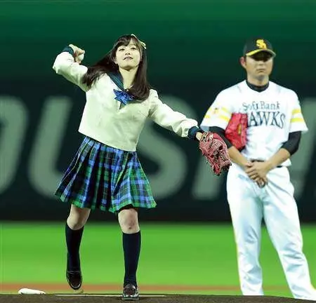 橋本環奈最新影片!眼尖網友一看「開球動作」嚇傻:這...也太壯了吧