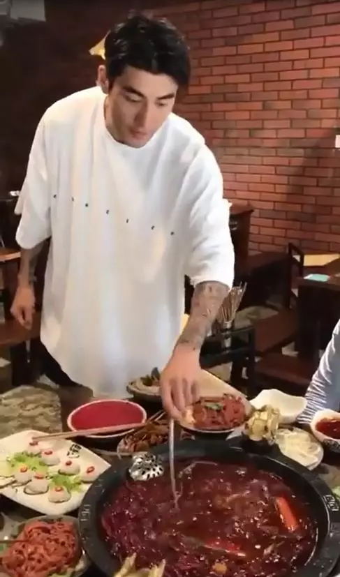 火鍋店長「神似霍建華」!粉絲酷暑狂排1小時:火鍋才不是重點,老闆才是❤