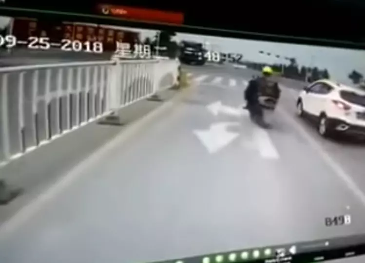 生死一瞬間!他親眼目睹對向大卡車衝過來 灰散後細看:白色休旅車不見了…
