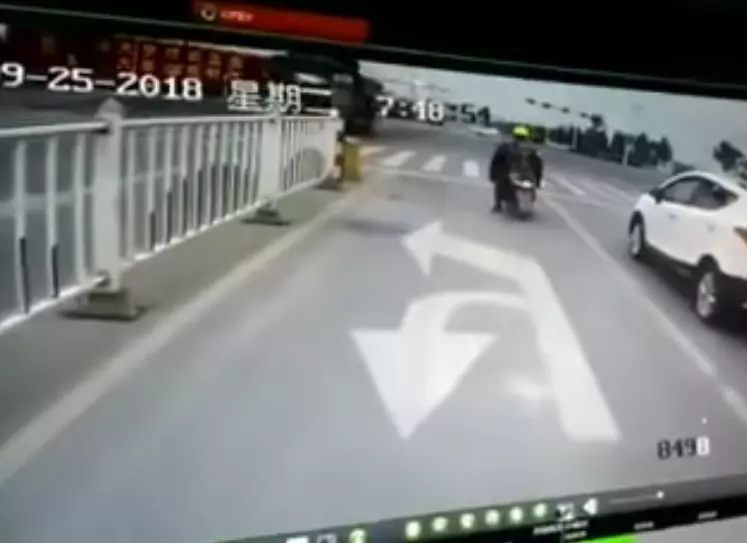生死一瞬間!他親眼目睹對向大卡車衝過來 灰散後細看:白色休旅車不見了…