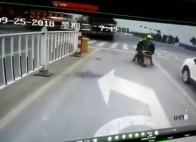 生死一瞬間!他親眼目睹對向大卡車衝過來 灰散後細看:白色休旅車不見了…