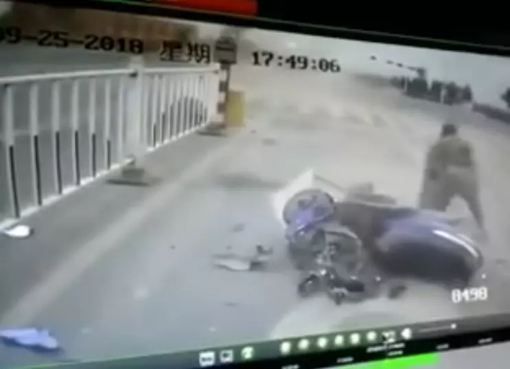 生死一瞬間!他親眼目睹對向大卡車衝過來 灰散後細看:白色休旅車不見了…