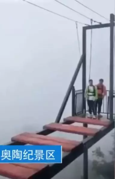 走到地獄門口片/一失足就掰!傻哥跳跑過空橋 踩最後一階「保險扣直接彈飛」:那如果剛剛...