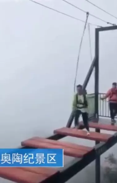 走到地獄門口片/一失足就掰!傻哥跳跑過空橋 踩最後一階「保險扣直接彈飛」:那如果剛剛...