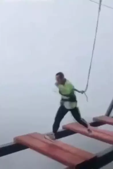 走到地獄門口片/一失足就掰!傻哥跳跑過空橋 踩最後一階「保險扣直接彈飛」:那如果剛剛...