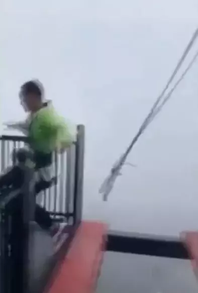 走到地獄門口片/一失足就掰!傻哥跳跑過空橋 踩最後一階「保險扣直接彈飛」:那如果剛剛...