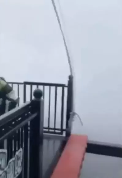 走到地獄門口片/一失足就掰!傻哥跳跑過空橋 踩最後一階「保險扣直接彈飛」:那如果剛剛...