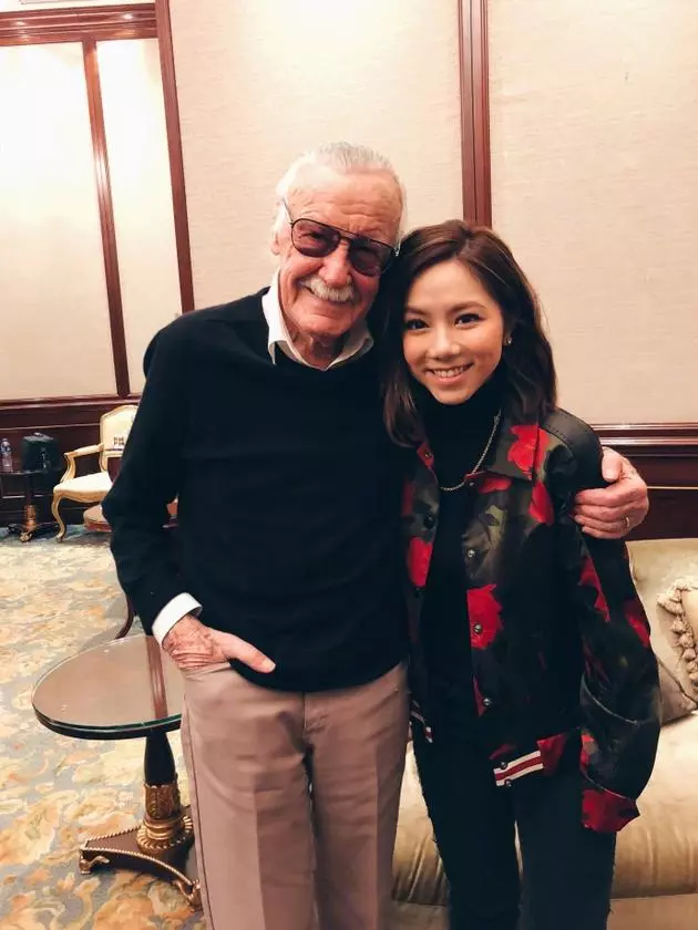 漫威教父史丹李點名 小天后鄧紫棋「穿皮褲拿螢光棒」成最新漫威超級英雄!