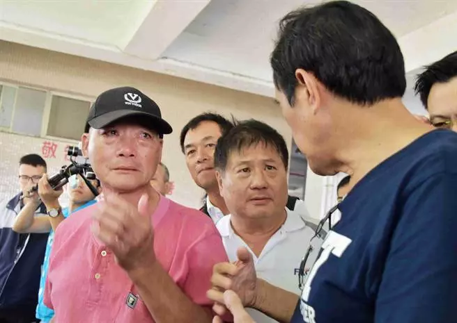 馬英九下嘉義拉票 魚販忍不住淚水「這幾年壞了了」:你再出來選吧...