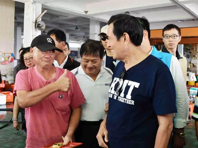 馬英九下嘉義拉票 魚販忍不住淚水「這幾年壞了了」:你再出來選吧...