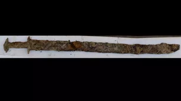 8歲小蘿莉游泳發現怪東西 用力一拉竟拔出「1500年石中劍」!
