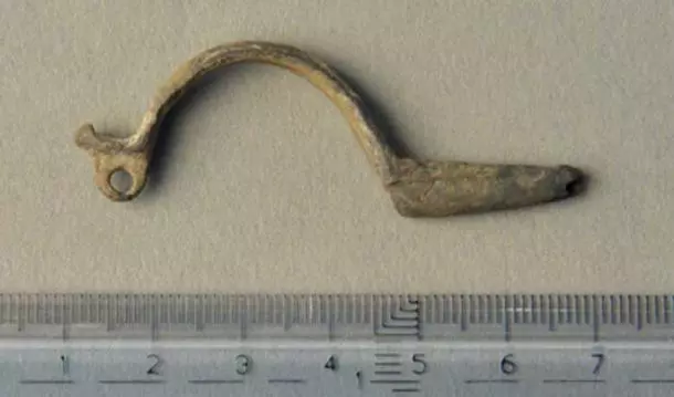 8歲小蘿莉游泳發現怪東西 用力一拉竟拔出「1500年石中劍」!