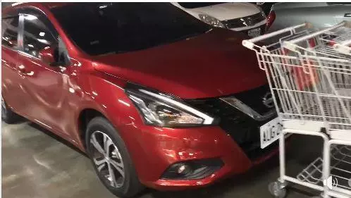 停格子裡很難?民眾手推車夾擊三寶紅車 惱羞駕駛把員工叫來罵:給我道歉!