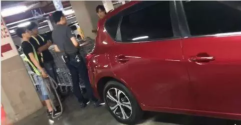 停格子裡很難?民眾手推車夾擊三寶紅車 惱羞駕駛把員工叫來罵:給我道歉!