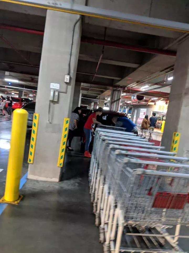 停格子裡很難?民眾手推車夾擊三寶紅車 惱羞駕駛把員工叫來罵:給我道歉!