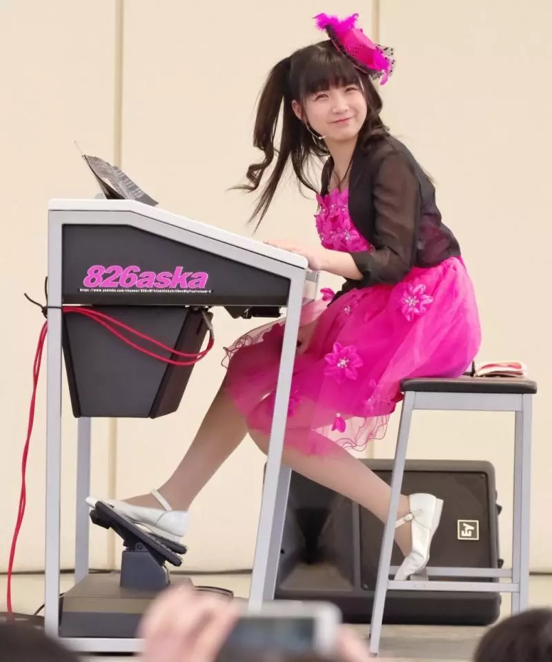 日本正妹靠「四肢演奏」創造4種音色 一人直接抵多人樂團!