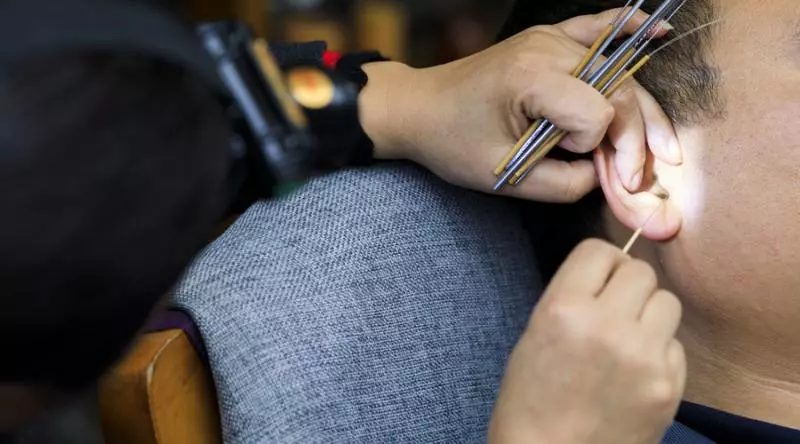 最專業挖耳朵!超狂媽媽戴「神級探測裝備」開挖 燈一打開兒笑翻:挖礦囉~
