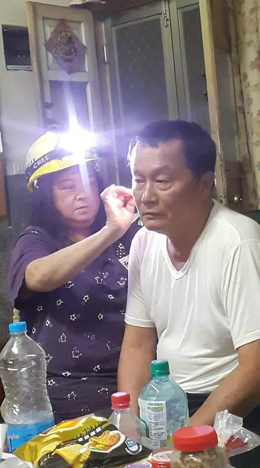最專業挖耳朵!超狂媽媽戴「神級探測裝備」開挖 燈一打開兒笑翻:挖礦囉~