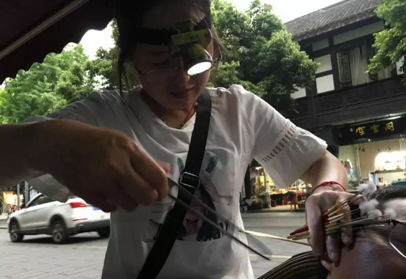 最專業挖耳朵!超狂媽媽戴「神級探測裝備」開挖 燈一打開兒笑翻:挖礦囉~
