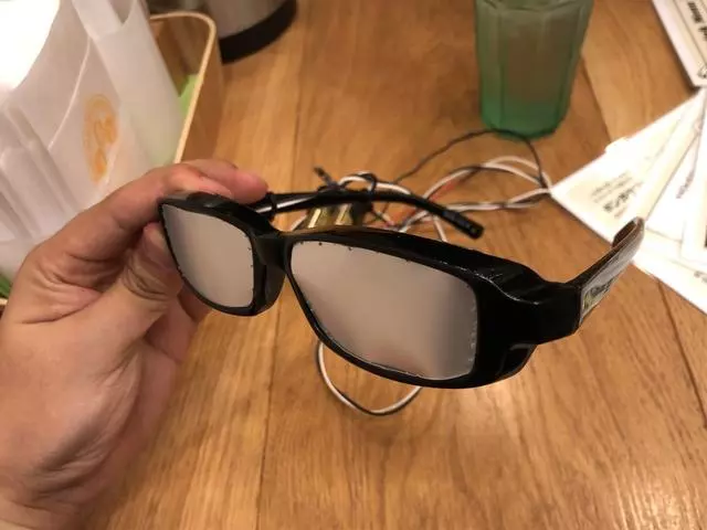 裝B神器!神人DIY《柯南》「發光眼鏡」 讓你秒變中二推理狂:我已經看破一切了