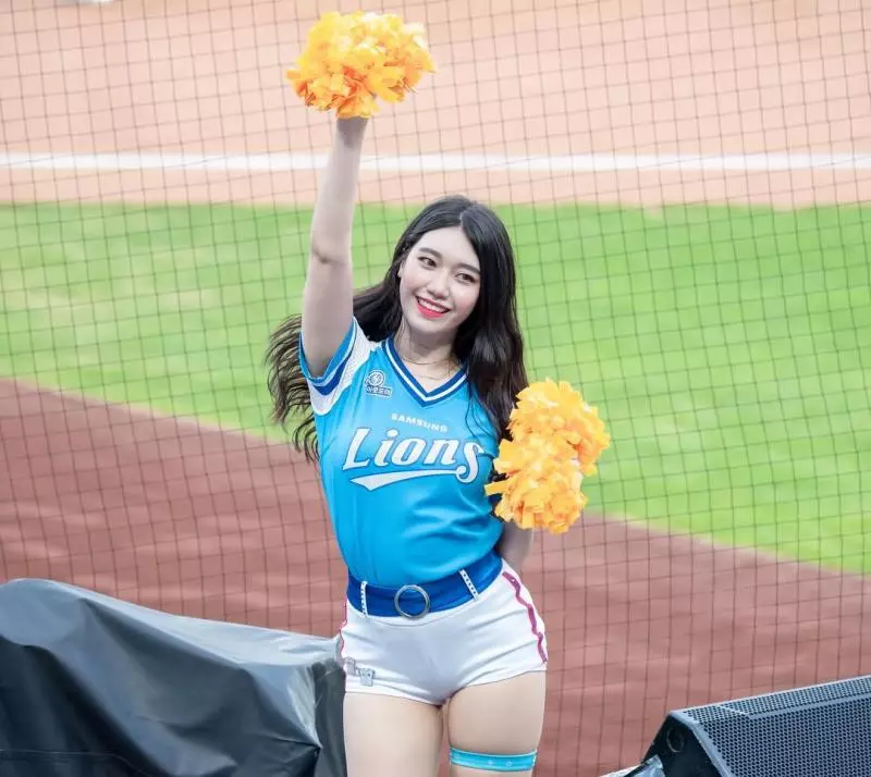 獲勝祕密!韓棒球場出現「19歲天使啦啦隊員」 激長美腿讓對手心好亂:眼裡只剩她❤