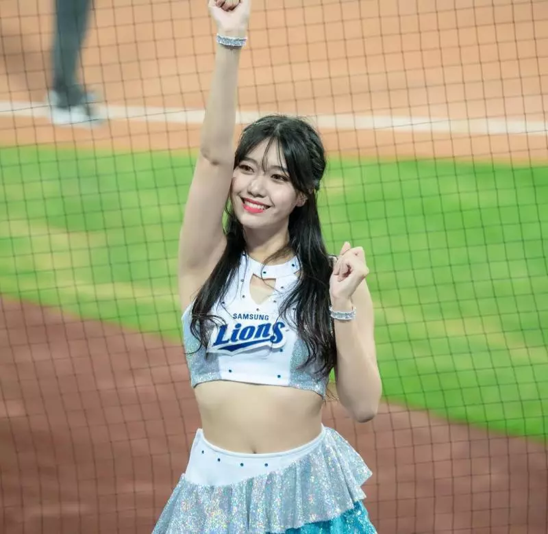 獲勝祕密!韓棒球場出現「19歲天使啦啦隊員」 激長美腿讓對手心好亂:眼裡只剩她❤