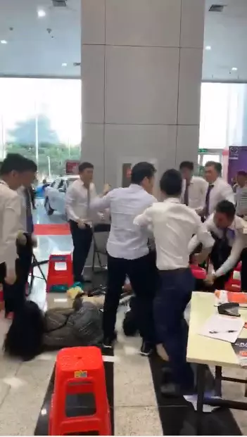 碰碰胡片/無腦情侶瞎耗業務員一早上 拿到「最優惠車價」丟出3張8萬:我在拍抖音啦!當場被圍剿