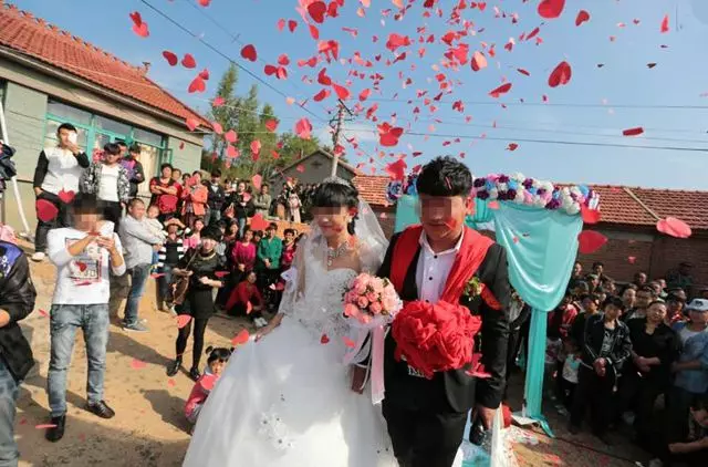 未婚妻去世三年後,男子結婚,婚禮現場看到熟悉身影,他放棄結婚