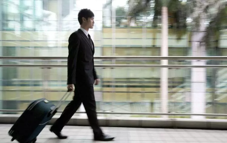 丈夫回家,看到妻子挺著大肚子給婆婆洗腳,衝上去一腳,踢翻腳盆