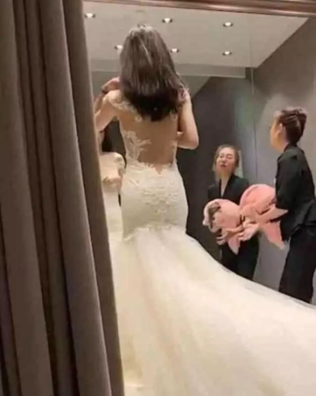 新娘穿上婚紗凹凸有致,帘子拉開瞬間,網友:真正的女神啊